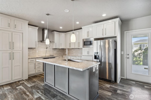 1701 E Burr Ave Unit 67, Moses Lake, WA 98837 - kitchen featuring stainless steel appliances, wall chimney exhaust hood, dark wood-type flooring, backsplash, and recessed lighting
