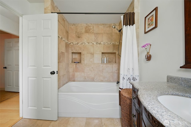 634 University St, Walla Walla, WA 99362 - full bath featuring shower / tub combo with curtain and vanity