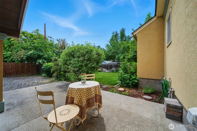 634 University St, Walla Walla, WA 99362 - fenced backyard with a patio area