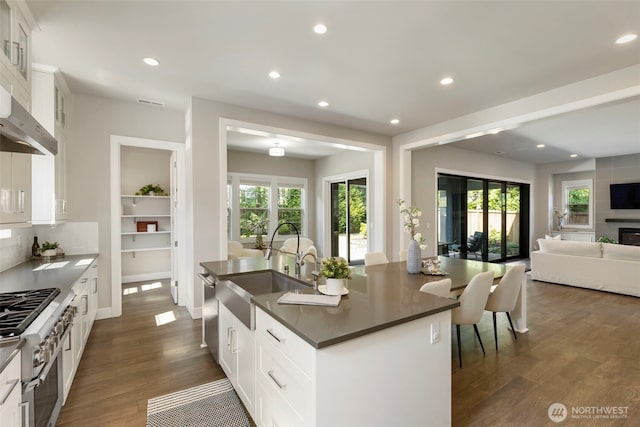 8784 NE Winslow Grove Ct, Bainbridge Island, WA 98110 - kitchen featuring open floor plan, dark countertops, stainless steel appliances, recessed lighting, and dark wood-type flooring