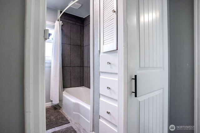 526 20th Ave, Longview, WA 98632 - full bathroom featuring shower / bathtub combination with curtain and baseboards
