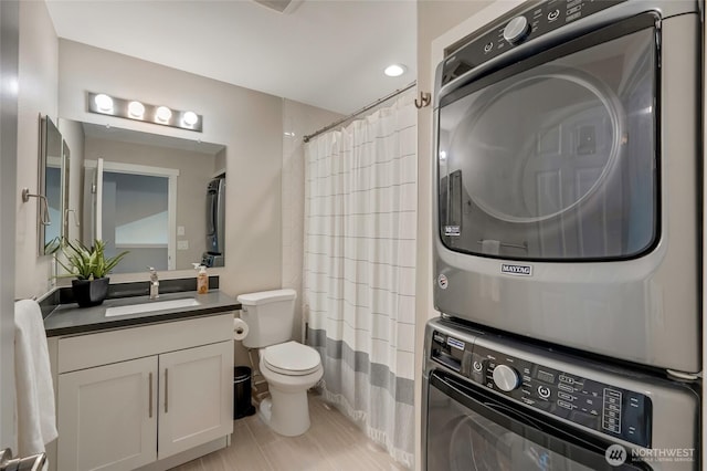 3116 164th St SW Unit 806, Lynnwood, WA 98087 - full bath featuring stacked washer / drying machine, vanity, curtained shower, and recessed lighting