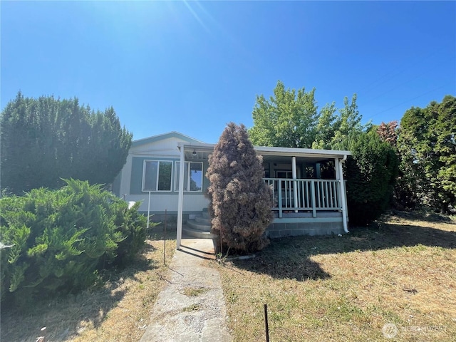115 4th Ave SE, Soap Lake, WA 98851 - view of front of home featuring a porch and a front yard