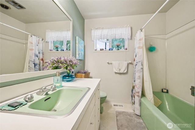 910 Crestline Dr, Longview, WA 98632 - bathroom featuring vanity and shower / bath combination with curtain