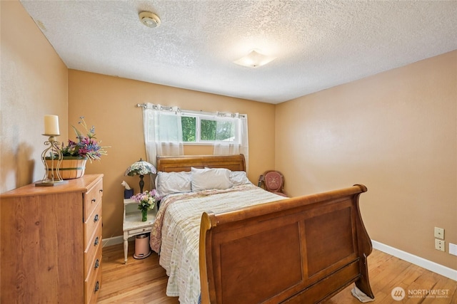 910 Crestline Dr, Longview, WA 98632 - bedroom featuring light wood finished floors and a textured ceiling