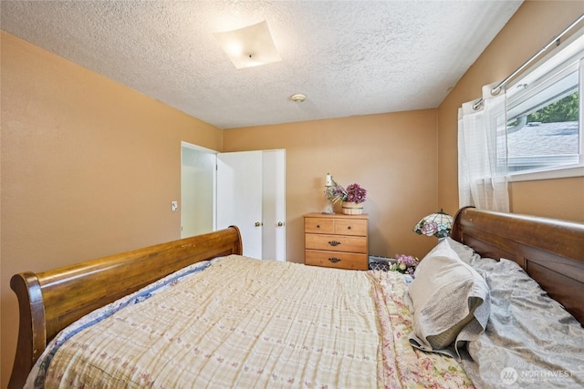 910 Crestline Dr, Longview, WA 98632 - bedroom with a textured ceiling
