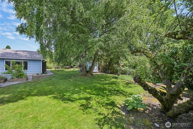 910 Crestline Dr, Longview, WA 98632 - view of grassy yard featuring a shed