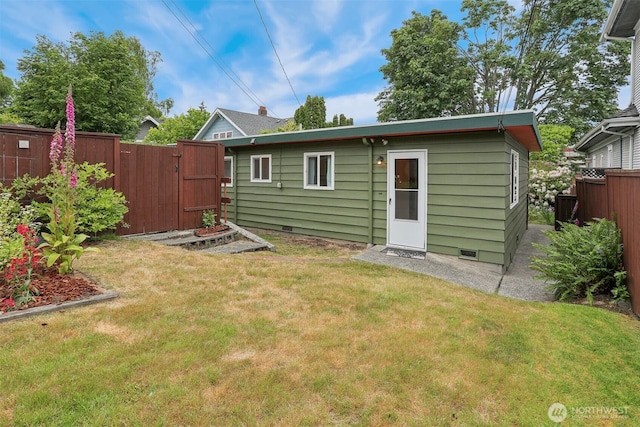 1919 2nd Ave W, Seattle, WA 98119 - back of property featuring crawl space and a fenced backyard