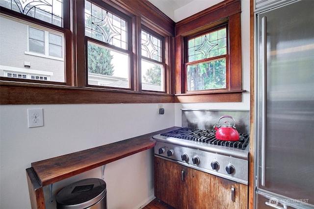 906 E Shelby St, Seattle, WA 98102 - kitchen with stainless steel appliances and dark countertops