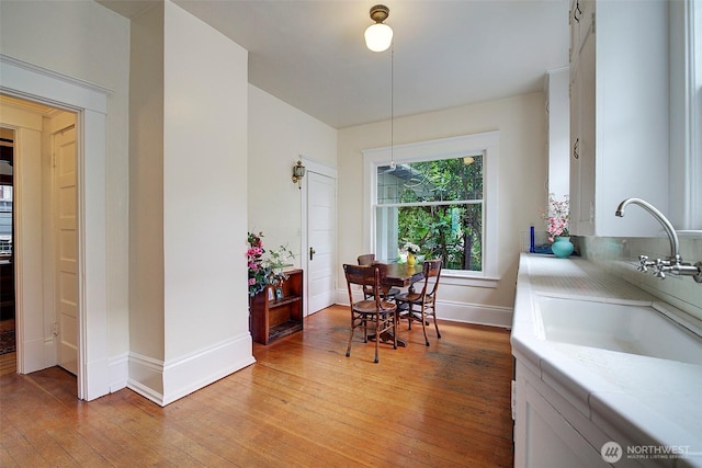906 E Shelby St, Seattle, WA 98102 - dining room with light wood-style floors and baseboards