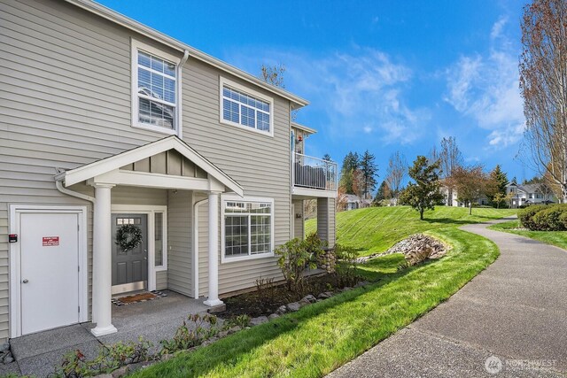 1855 Trossachs Blvd SE Unit 1401, Sammamish, WA 98075 - view of front of property featuring a front yard and a balcony
