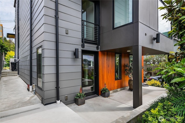 2501 Yale Ave E, Seattle, WA 98102 - view of exterior entry with a patio area