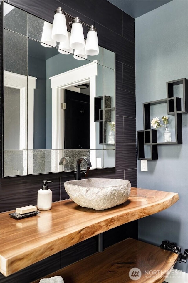 5681 Lenz Pl, Langley, WA 98260 - bathroom featuring a sink