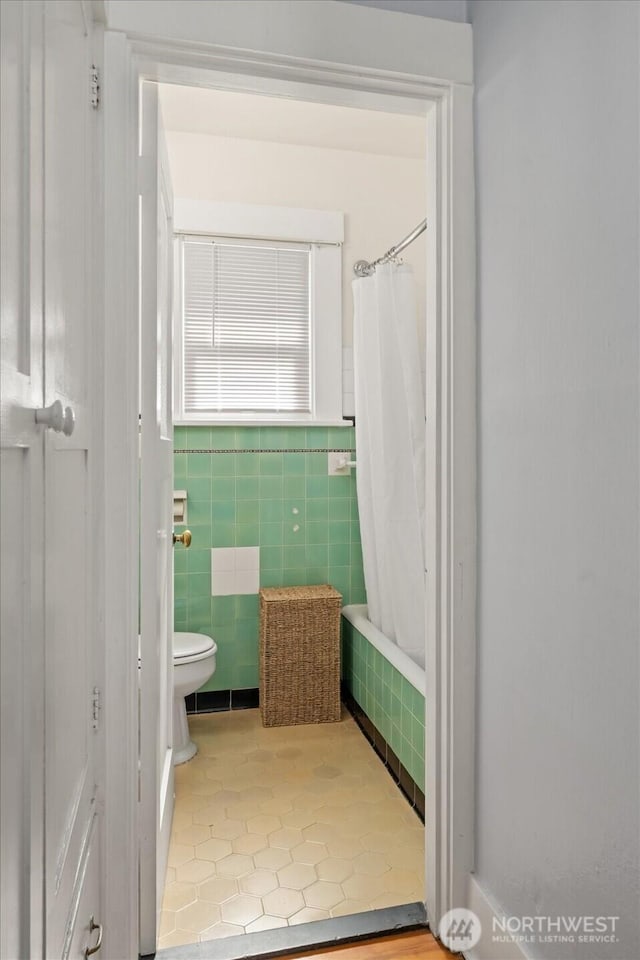 12 Newell St, Walla Walla, WA 99362 - full bath with tile patterned flooring, tiled shower / bath, tile walls, and a wainscoted wall