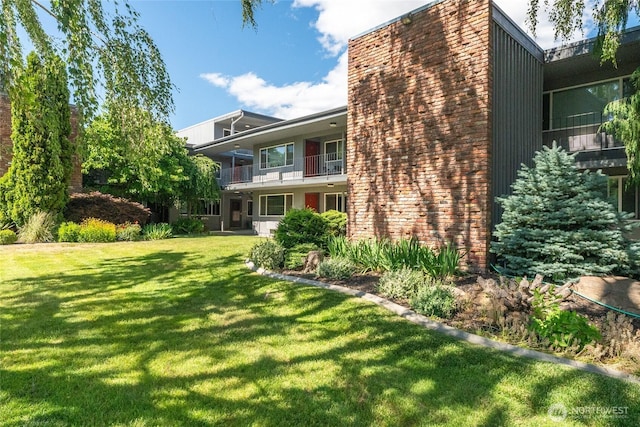 201 Pennsylvania Ave Unit 15, Wenatchee, WA 98801 - back of property featuring a yard