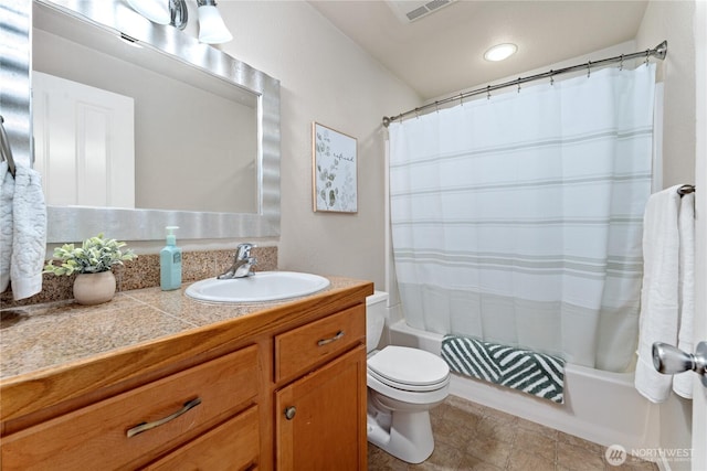 201 Pennsylvania Ave Unit 15, Wenatchee, WA 98801 - bathroom with vanity and shower / tub combo with curtain