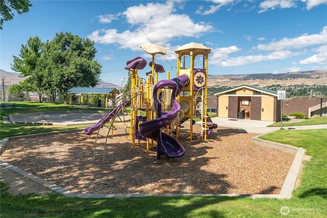 201 Pennsylvania Ave Unit 15, Wenatchee, WA 98801 - community play area featuring a mountain view