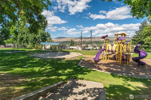 201 Pennsylvania Ave Unit 15, Wenatchee, WA 98801 - community playground with a yard
