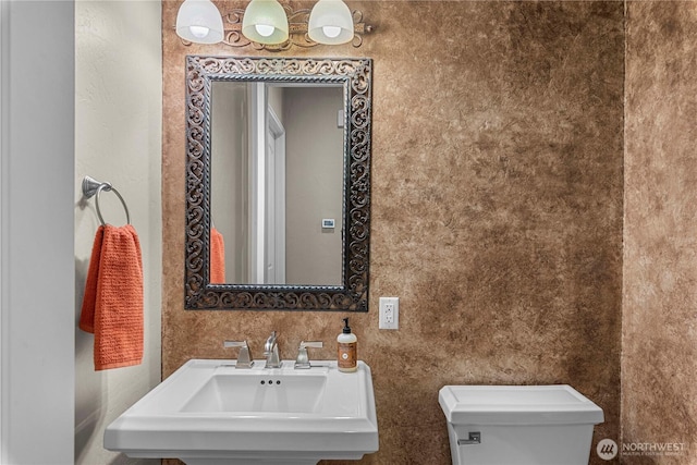 1075 Ridge Crest Dr, Wenatchee, WA 98801 - half bath featuring toilet and a sink