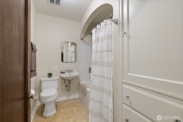 1120 17th Ave Unit B, Seattle, WA 98122 - bathroom featuring tile patterned floors and shower / bath combo with shower curtain