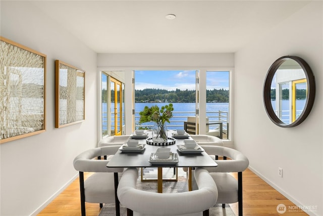 5438 E Mercer Way, Mercer Island, WA 98040 - dining area with a water view and light wood-style flooring