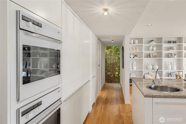 5438 E Mercer Way, Mercer Island, WA 98040 - bar area with light wood-style flooring, recessed lighting, and white double oven