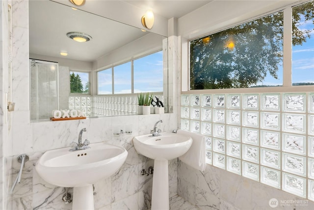5438 E Mercer Way, Mercer Island, WA 98040 - bathroom featuring tile walls