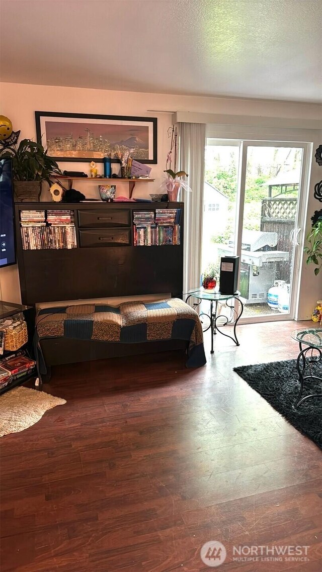 402 4th St SE, Auburn, WA 98002 - sitting room featuring wood finished floors