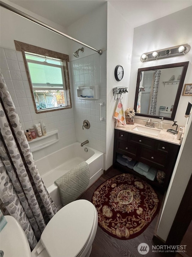 416 Cedar St S, Omak, WA 98841 - full bath featuring shower / tub combo, vanity, and wood finished floors