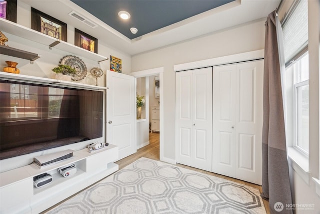 18437 111th Ave E, Puyallup, WA 98374 - living area featuring light wood finished floors and recessed lighting
