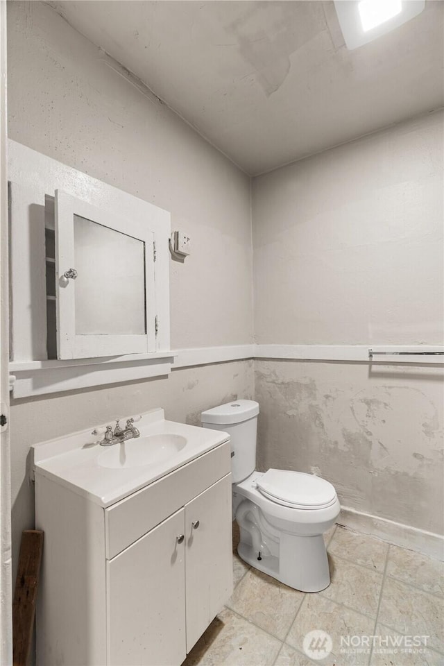 301 W 3rd St, Aberdeen, WA 98520 - half bathroom featuring vanity and toilet