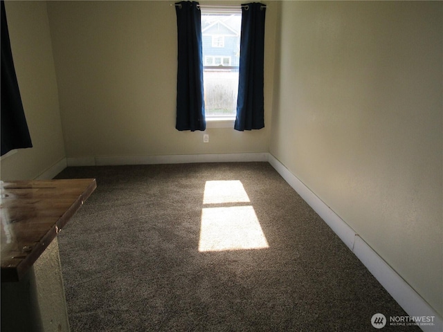301 W 3rd St, Aberdeen, WA 98520 - empty room with carpet
