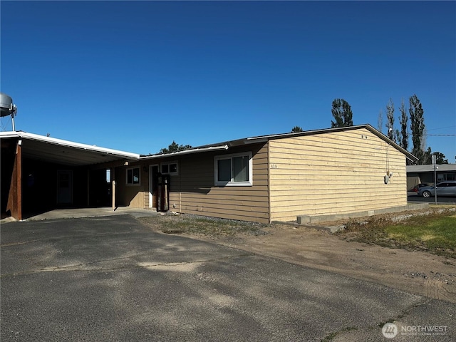 438 Biggs Dr, Moses Lake, WA 98837 - view of front facade with driveway and an attached carport