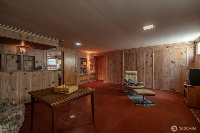 601 Yakima St, Wenatchee, WA 98801 - carpeted living room with wooden walls