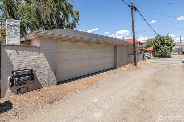 601 Yakima St, Wenatchee, WA 98801 - garage featuring dirt driveway