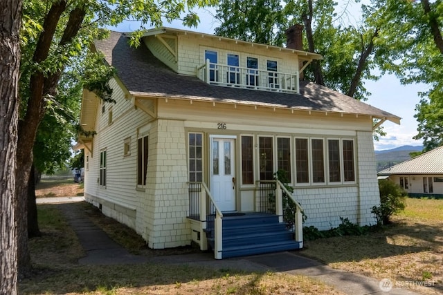 216 4th St E, Tonasket, WA 98855 - bungalow featuring roof with shingles and a chimney