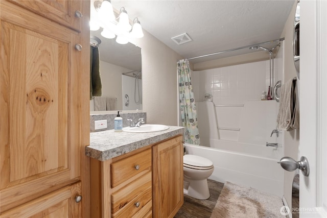 968 Cagle Gulch Rd, Chelan, WA 98816 - bathroom featuring vanity, shower / bath combination with curtain, wood finished floors, and a textured ceiling