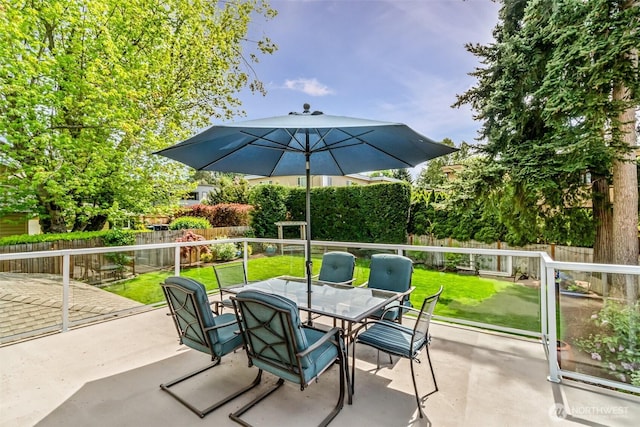 10218 NE 65th St, Kirkland, WA 98033 - fenced backyard with outdoor dining space and a patio area