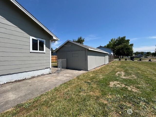 1004 8th, Longview, WA 98632 - view of yard featuring an outdoor structure