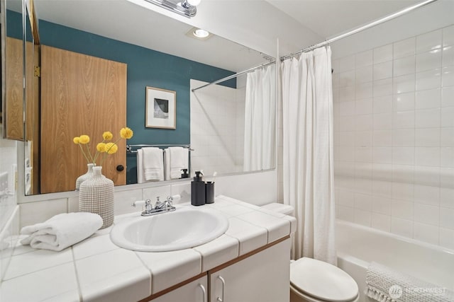 7000 Cleopatra Pl NW Unit 303, Seattle, WA 98117 - full bath with vanity and shower / tub combo with curtain