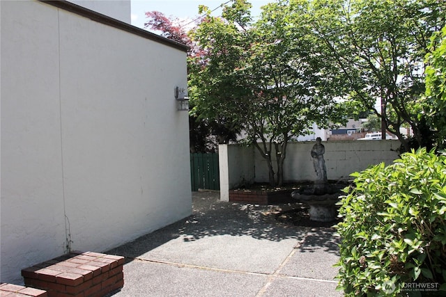 2010 Waverly Pl N, Seattle, WA 98109 - view of patio / terrace
