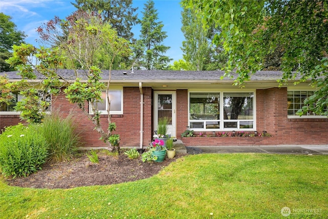 2714 Alderwood Ave, Bellingham, WA 98225 - ranch-style house with a front yard and brick siding