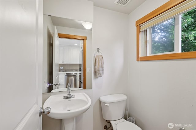 8450 25th Ave SW Unit B, Seattle, WA 98106 - half bath featuring toilet and a sink
