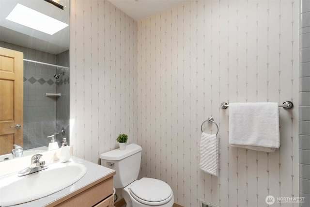 10135 NE 64th St Unit A, Kirkland, WA 98033 - bathroom featuring a shower, vanity, and wallpapered walls
