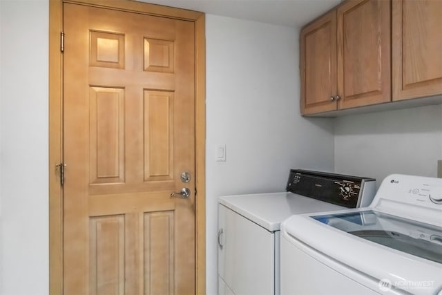 10135 NE 64th St Unit A, Kirkland, WA 98033 - laundry area featuring washing machine and clothes dryer and cabinet space