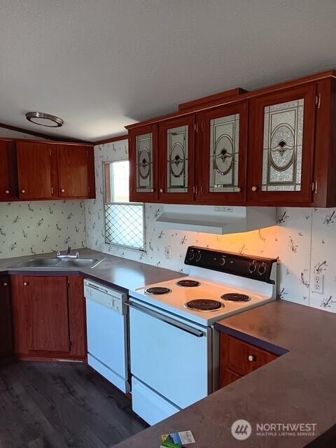 900 N Grape Dr Unit 36, Moses Lake, WA 98337 - kitchen with white appliances, under cabinet range hood, and dark wood-style flooring