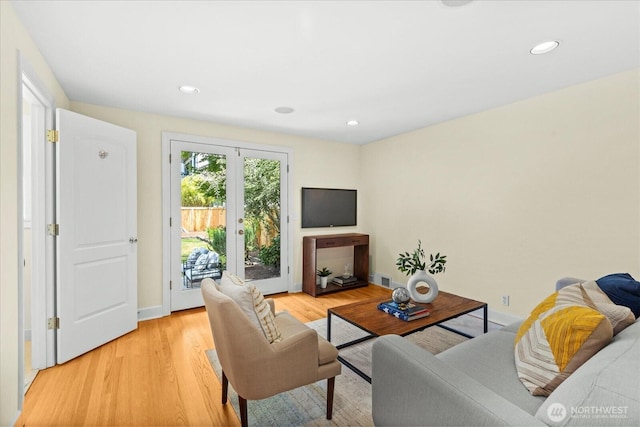 2906W Eaton St, Seattle, WA 98199 - living area featuring light wood-style flooring and recessed lighting