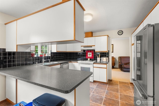 127 Springbrook Dr, Chehalis, WA 98532 - kitchen featuring appliances with stainless steel finishes, a peninsula, and white cabinetry