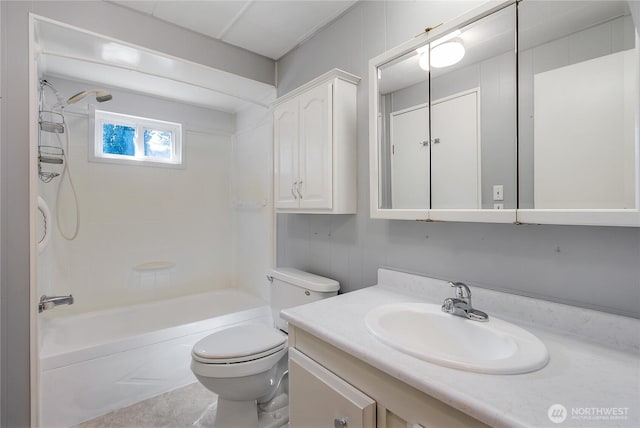 900 29th St SE Unit E-22, Auburn, WA 98002 - full bath featuring vanity and washtub / shower combination