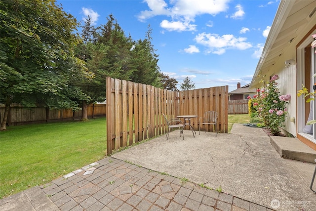 421 E Marion St, Aberdeen, WA 98520 - fenced backyard with a patio